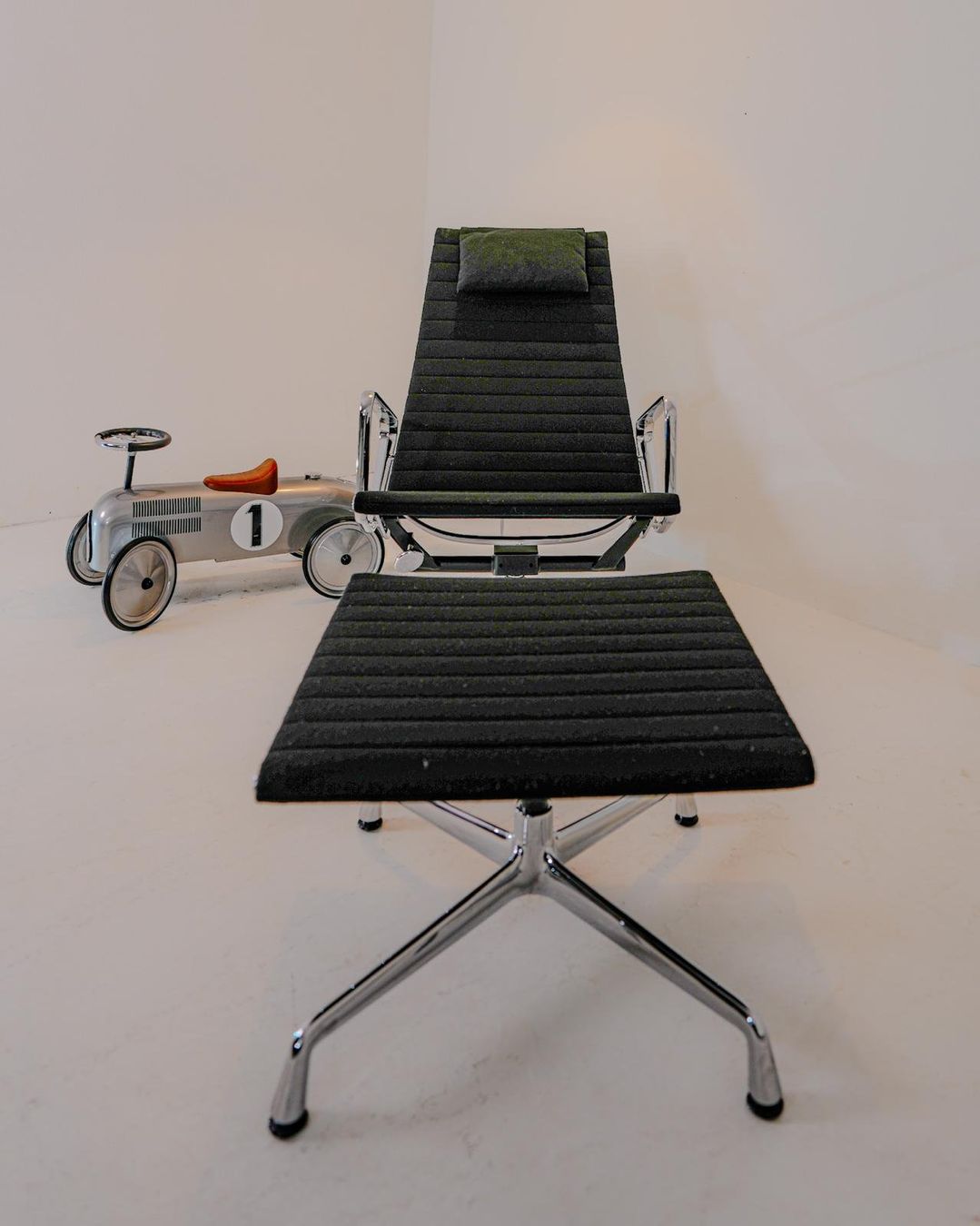 Vitra Poltrone: Vitra EA 124 Sessel & EA 125 Ottoman - Eames, Hopsak Schwarz – Usato da Augst BL venduto da Nextl00p