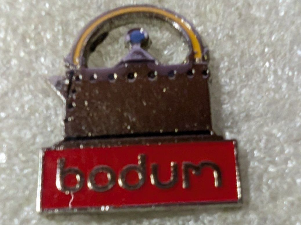 Placchette & Badge: Ansteckpin 205: Bodum – Usato da Oppligen venduto da Pin-Fall-Shop