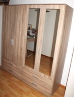 Schöner Schlafzimmerschrank mit Spiegel und grosser Ablage