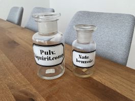 2 Apothekerflaschen, geschliffene Glasverschlüsse / antik