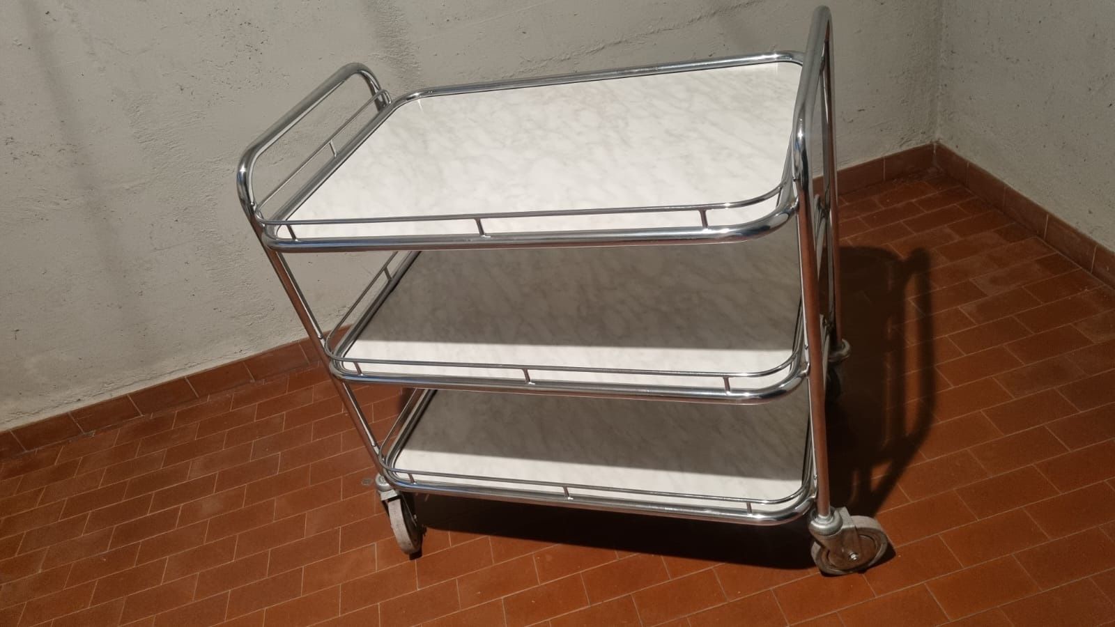 Carrelli di servizio: robuster Servierwagen, Chrom, 3-stöckig – Usato da Oberengstringen venduto da George0070 1