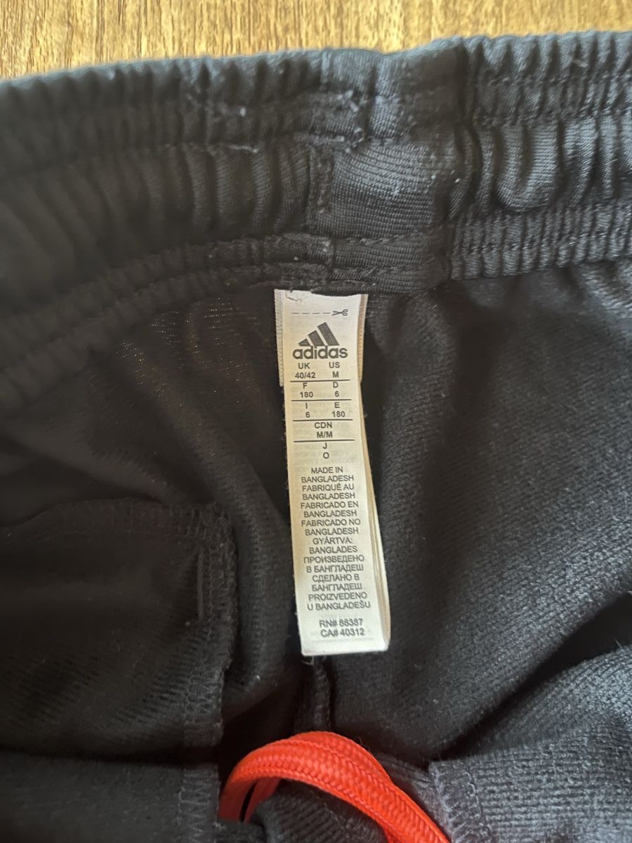 Adidas Pantaloni: Adidas Trainingshose schwarz – Usato da Belp venduto da jon_y6sj 3