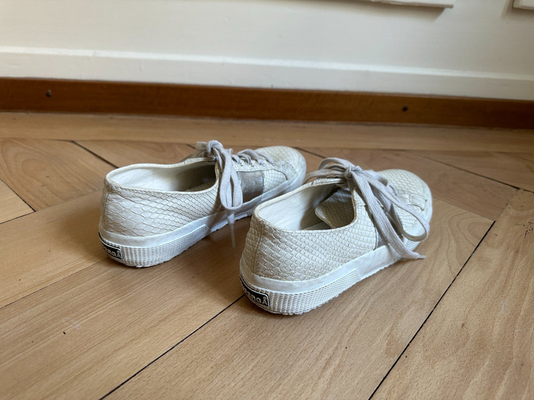 Superga Scarpe da donna: SUPERGA - Sneaker weiss-silbern 35 – Usato da Zürich venduto da Diazaio 2
