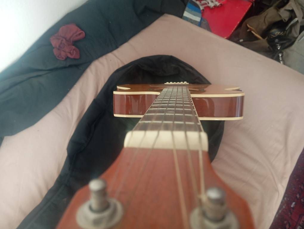 Strumenti musicali: Accoustic guitar – Usato da Basel venduto da Petergunn 2