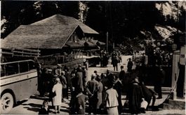 Col du Pillon. Offene Reisebusse mit Fahrgästen