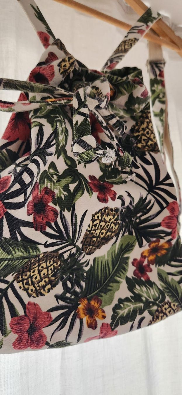 Rucksäcke: Vintage Rucksack Hawaii Blumen Ananas – Gebraucht aus Zürich von syl_bhd2 2