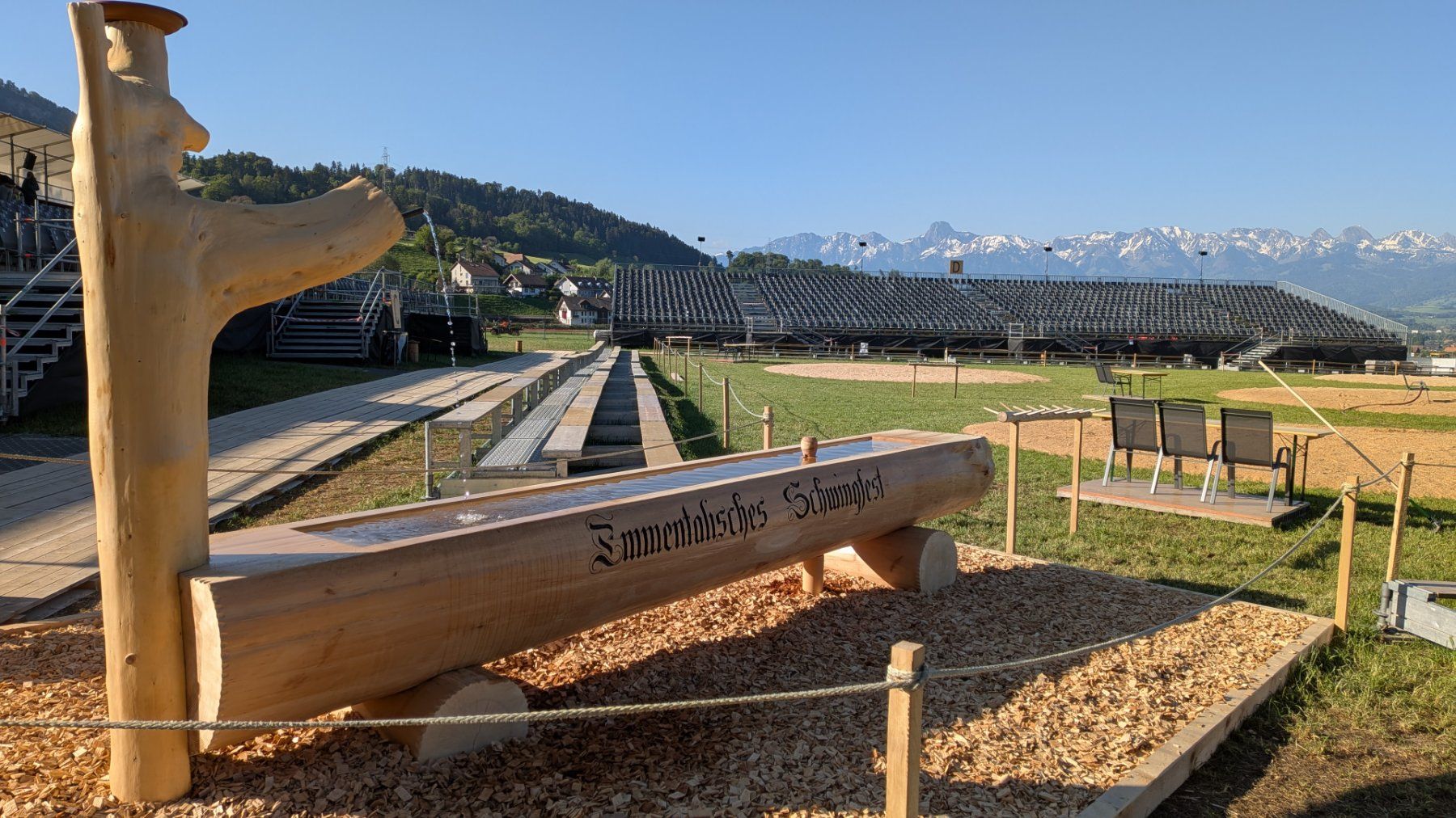 Teiche & Zierbrunnen: Original Holzbrunnen "Emmentalisches Schwingfest 2026" – Gebraucht aus Oberdiessbach von Revilo24