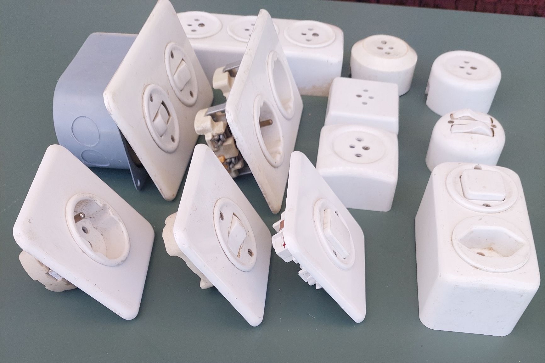 Spine: 12 Elektroinstallationsteile, Auf- und Unterputz – Usato da Zürich venduto da Cortin 3