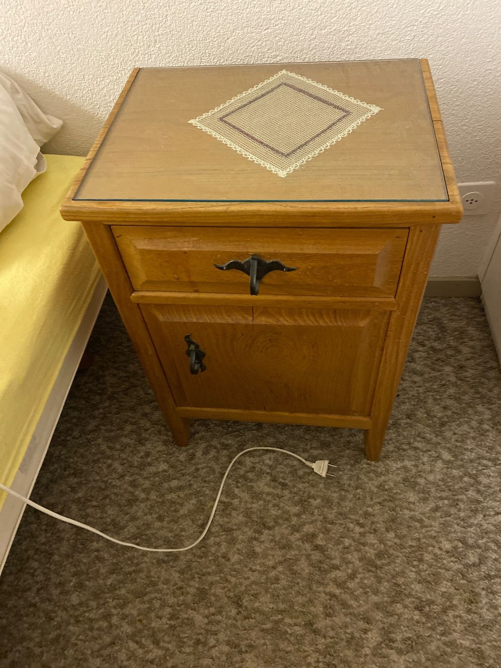 Comodini: Vintage Nachttischchen aus Holz mit Glasplatte – Usato da Weinfelden venduto da urs_wq67