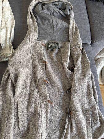 Veste à capuche grise en tricot
