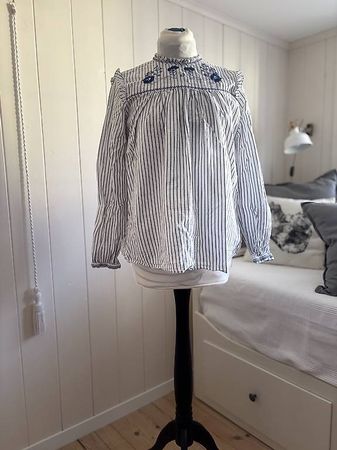 Feine Baumwollbluse mit Stickerei (Größe 36)