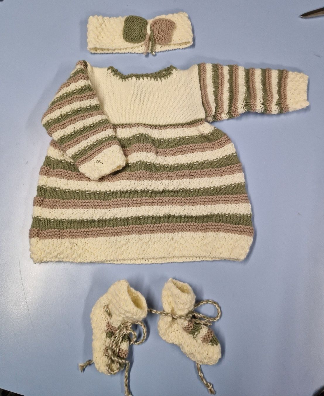 Vestiti & Gonne: Ensemble robe tricoté main 6-12 mois UNIQUE – Nuovo e nell'imballaggio originale da St-Imier venduto da goodber 1