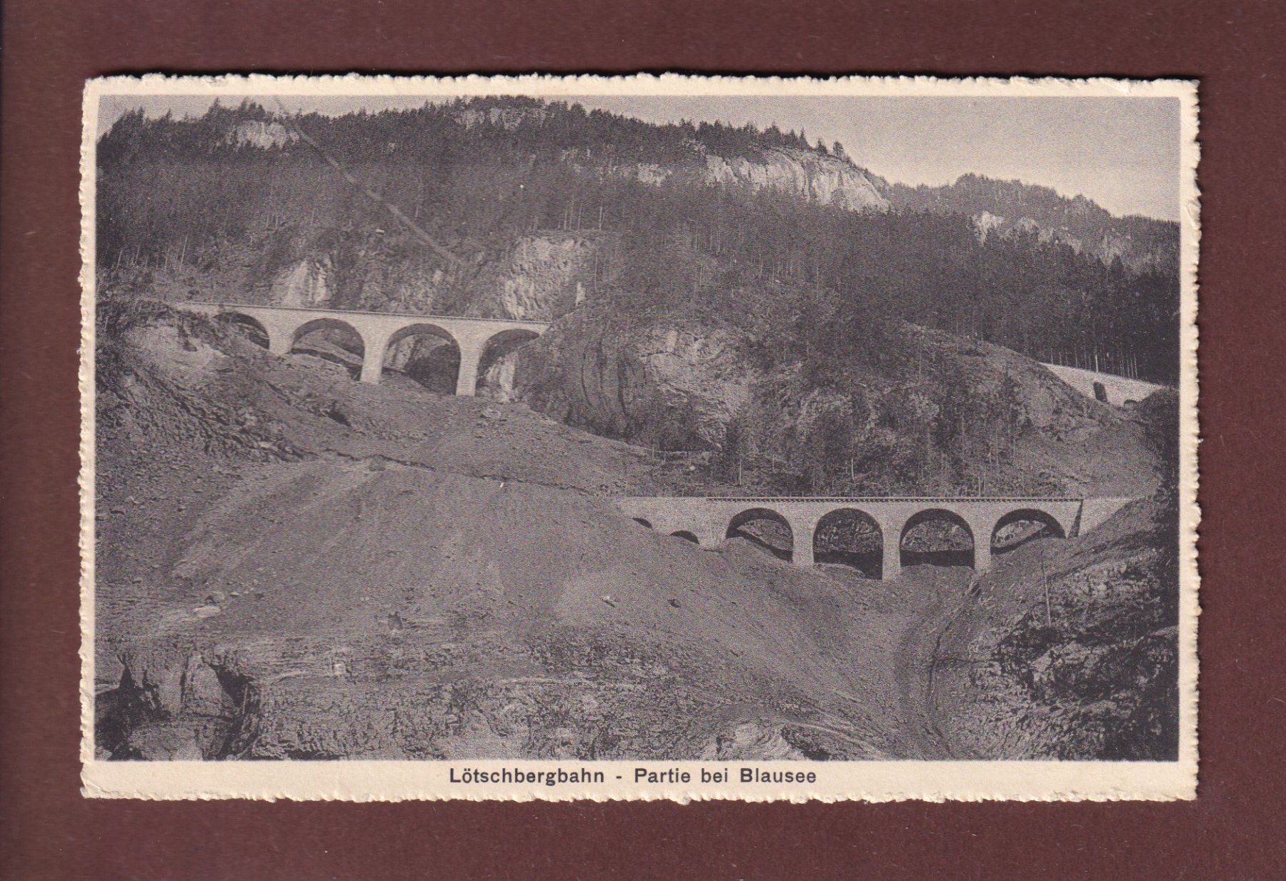 Cartoline postali: LÖTSCHBERGBAHN - Partie bei Blausee // Falte // – Usato da Pully venduto da nicecards