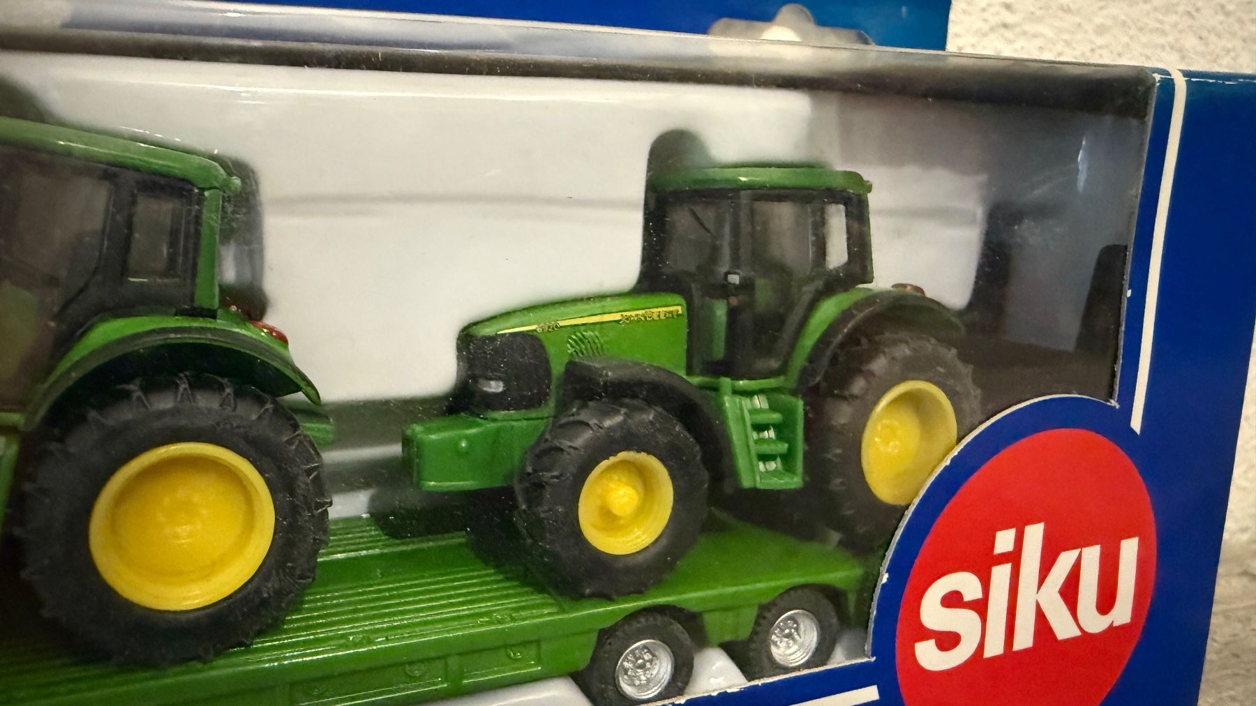 Siku Modellini d'auto: 1837 Treflader mit John Deere Traktoren – Nuovo e nell'imballaggio originale da Ennetbürgen venduto da Siku-Sammlung 2