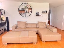Ewald Schillig QUINTO – Ledersofa in Sand mit grosser Hocker