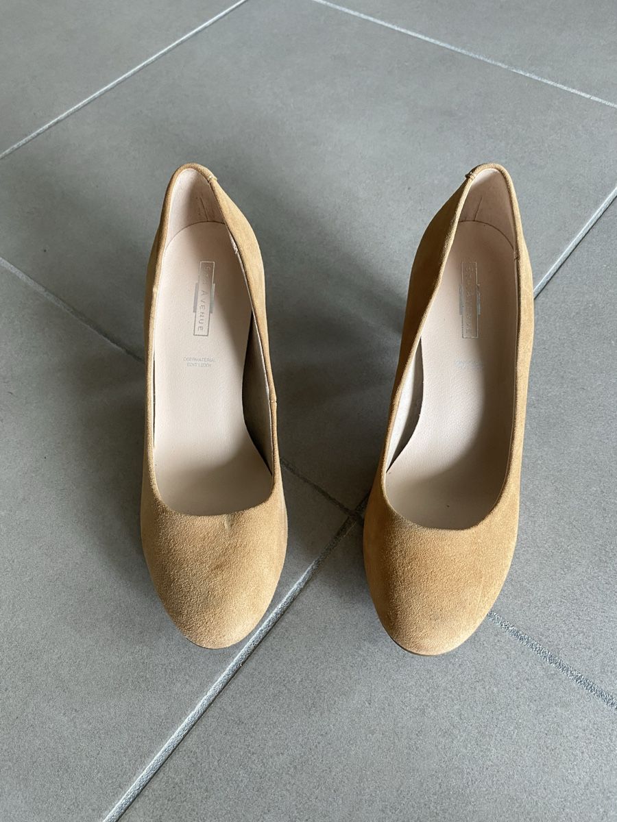Scarpe da donna: Escarpins élégants en daim camel – Usato da Genève venduto da TheMattiBoutique