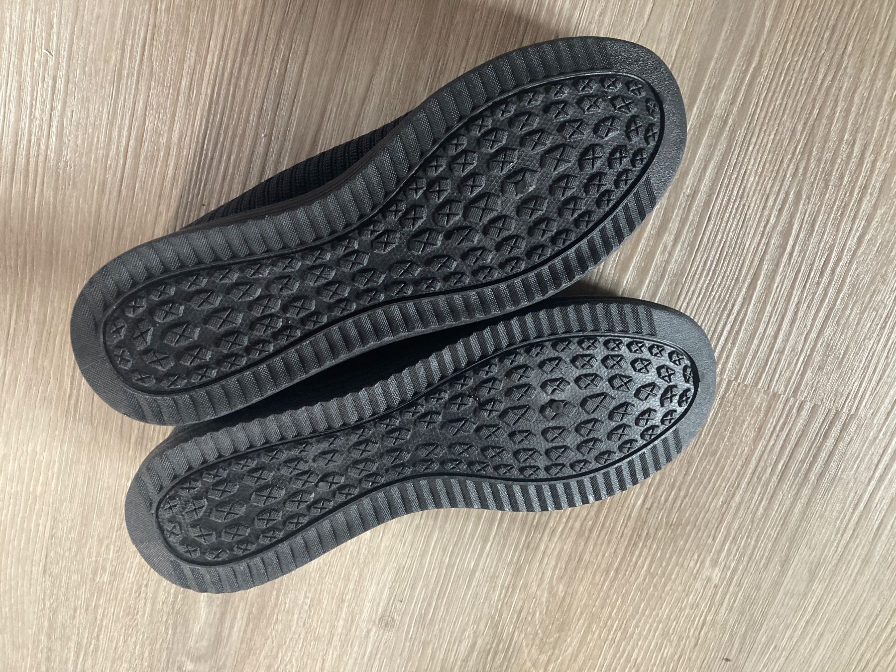Damenschuhe: 2 Paar Sneakers 37 fast neu – Gebraucht aus Bischofszell von Silberviolett 5