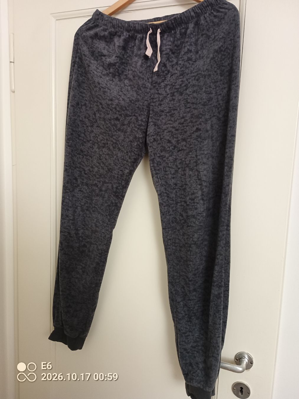Disney Hosen: Freizeithose Marke: Disney – Gebraucht aus Zürich von Mitzi6