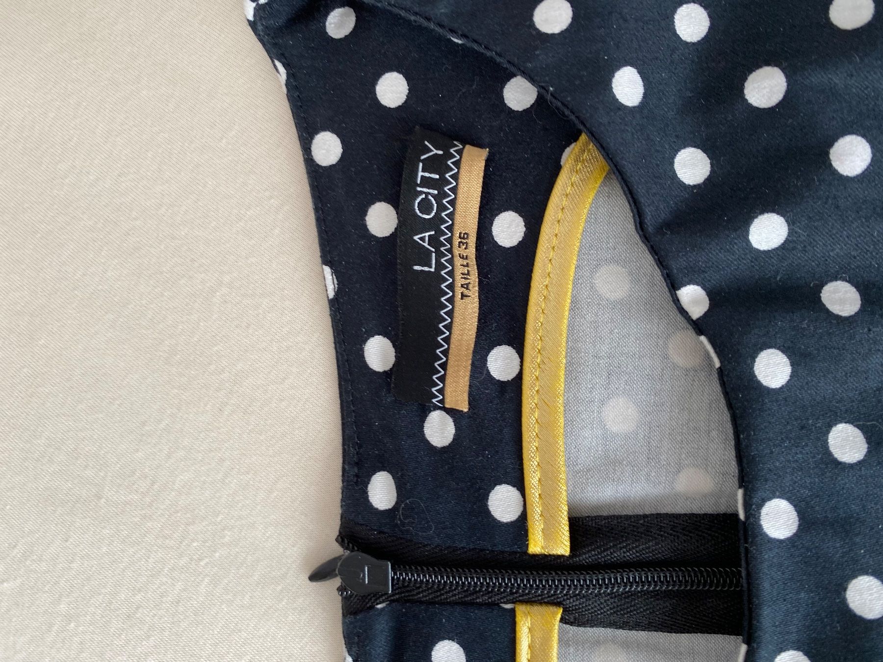 Vestiti: Etuikleid mit Goldgürtel, Gr. 36 – Usato da Summaprada venduto da hirschuh506 1