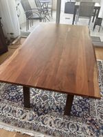 Esstisch Massivholz mit Baumkante braun guter Zustand