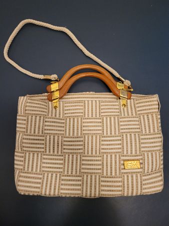 Handtasche mit Holzgriffen und Umhängekordel