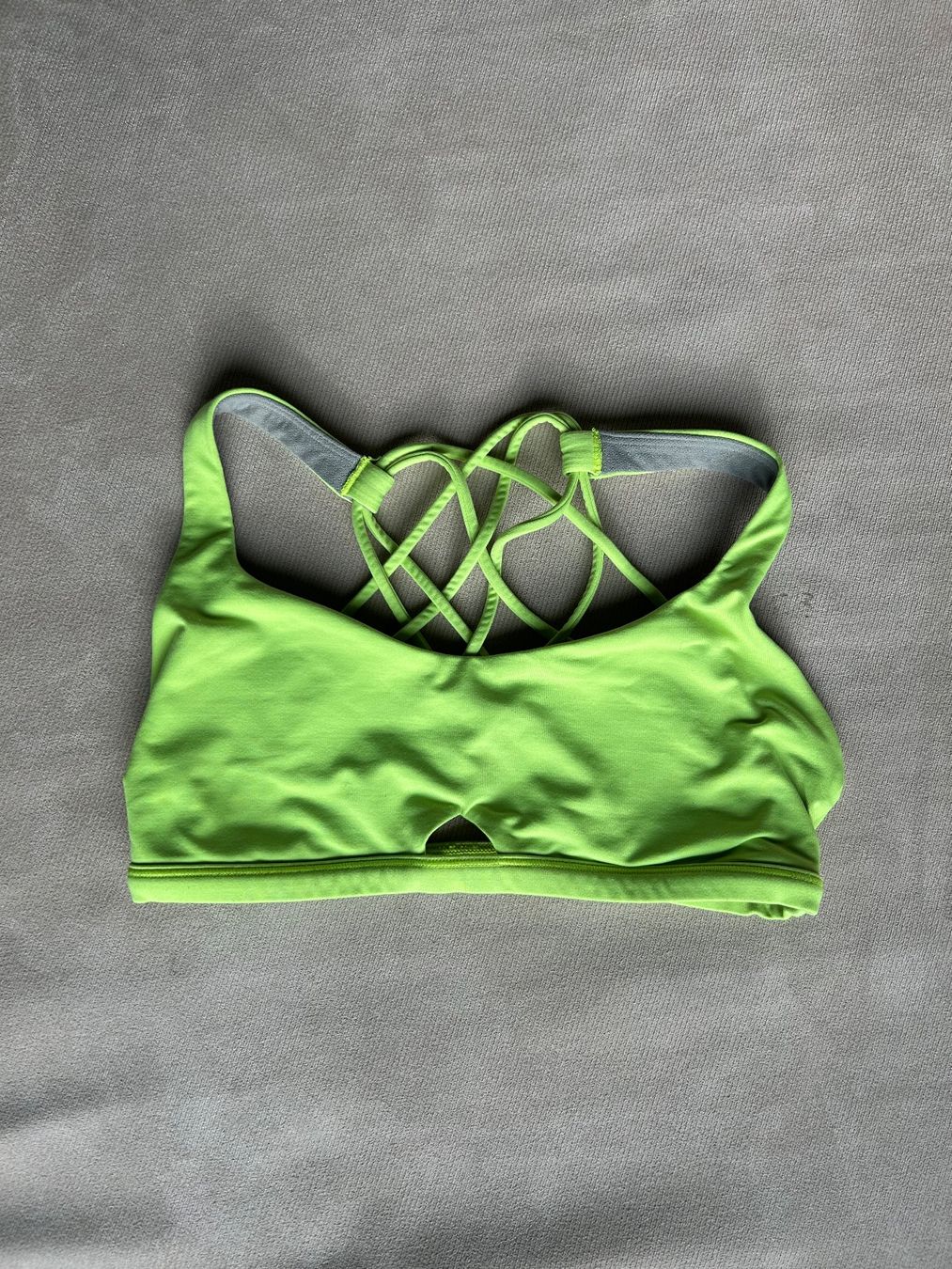 Lululemon Tops: Lululemon sportsbra – Gebraucht aus Zürich von sof_rk7l