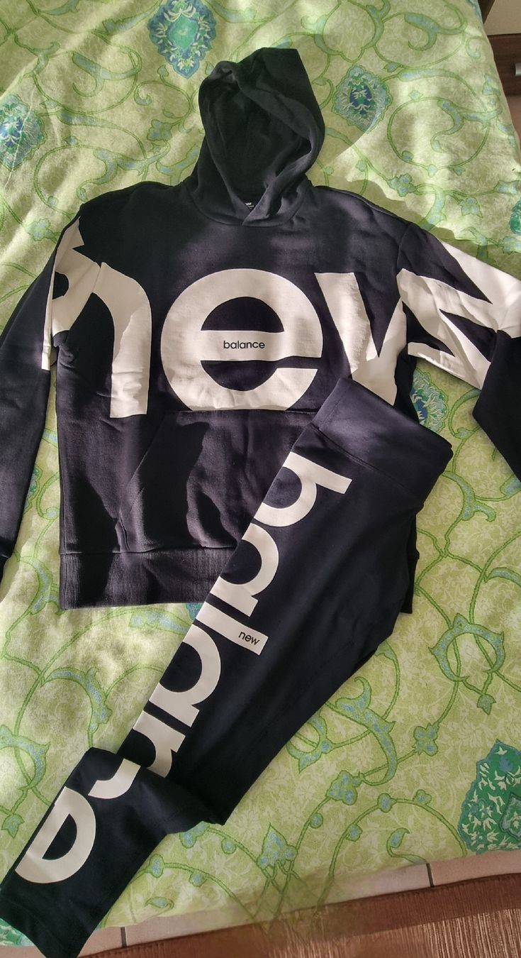 Completi & Tailleur: Set Pull et Leggins by New Balance – Usato da Mendrisio venduto da ann_d9pf 1