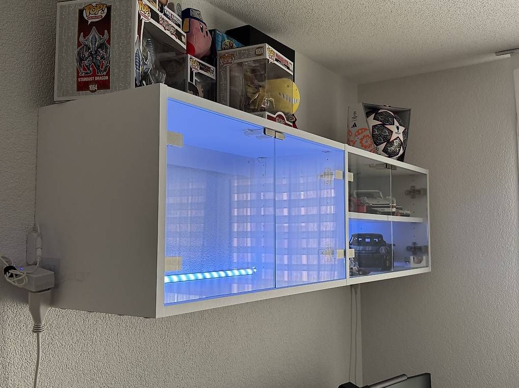 Vetrine: Design-Vitrine mit Glasfront & RGB-Beleuchtung – Usato da Effretikon venduto da Berkeoek 1