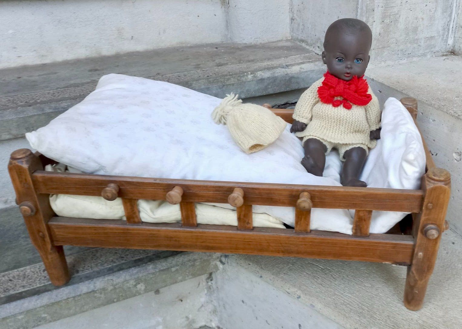 Bambole: antikes Puppenbett mit Ratti Puppe – Usato da Burgdorf venduto da glasrabe01