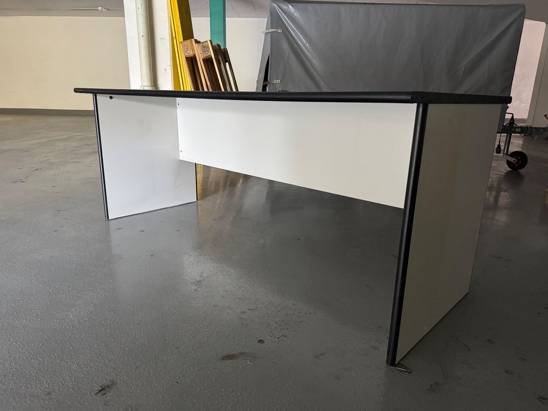 Cassettiere: Metallschrank mit 12 Schubladen und Bürotisch – Usato da Wattwil venduto da JimmyJohns_1 2