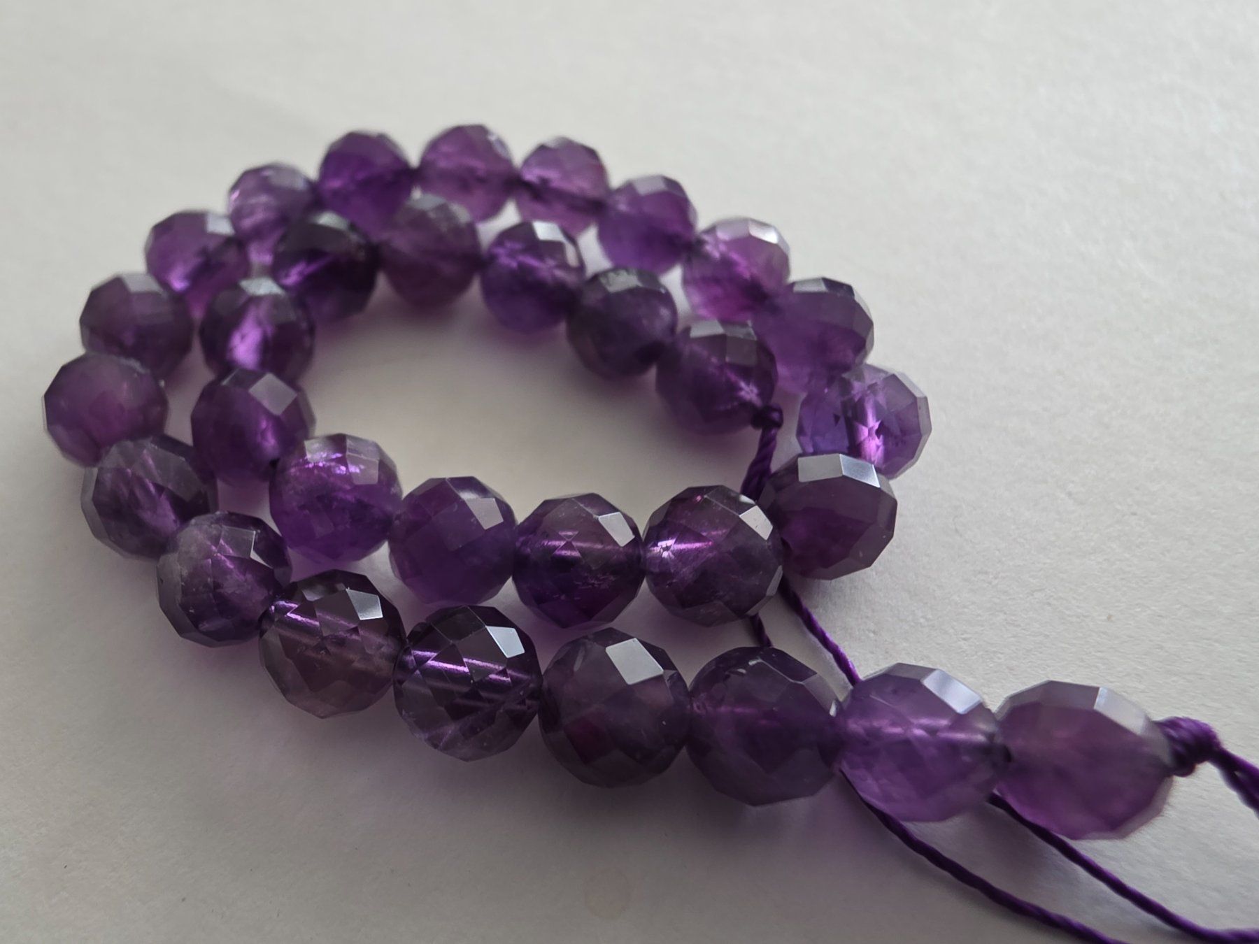 Minerali & Pietre curative: Amethyst facettiert ca. 6mm. Strang – Nuovo e nell'imballaggio originale da Menziken venduto da Mirager