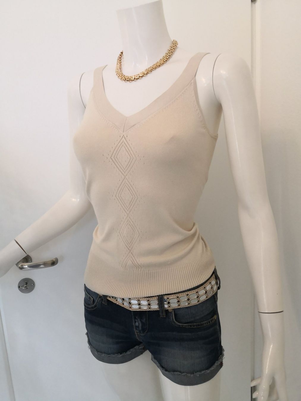 Mango Top: 🤩MANGO STRICK-TOP BEIGE MIT STRICK-MUSTER & V-SCHNITT – Nuovo (secondo la descrizione) da Olten venduto da Naja-Twins-Twins 2
