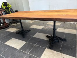 Massiver Holztisch