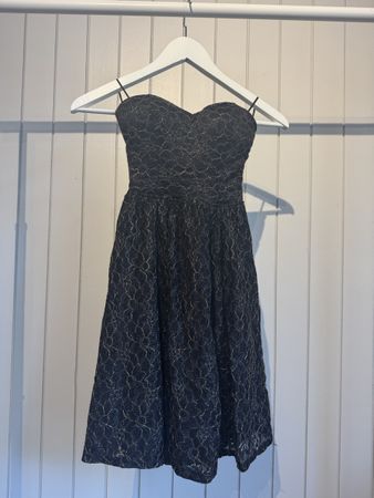 Damen Kleid mit Spitze schwarz gold super Zustand