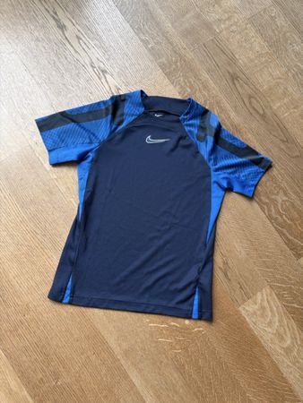 Nike Sport-T-Shirt Größe 137-147 in Blau