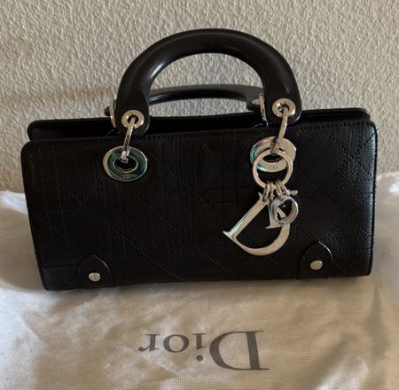 Sac à main Lady Dior noir, vintage en très bon état.
