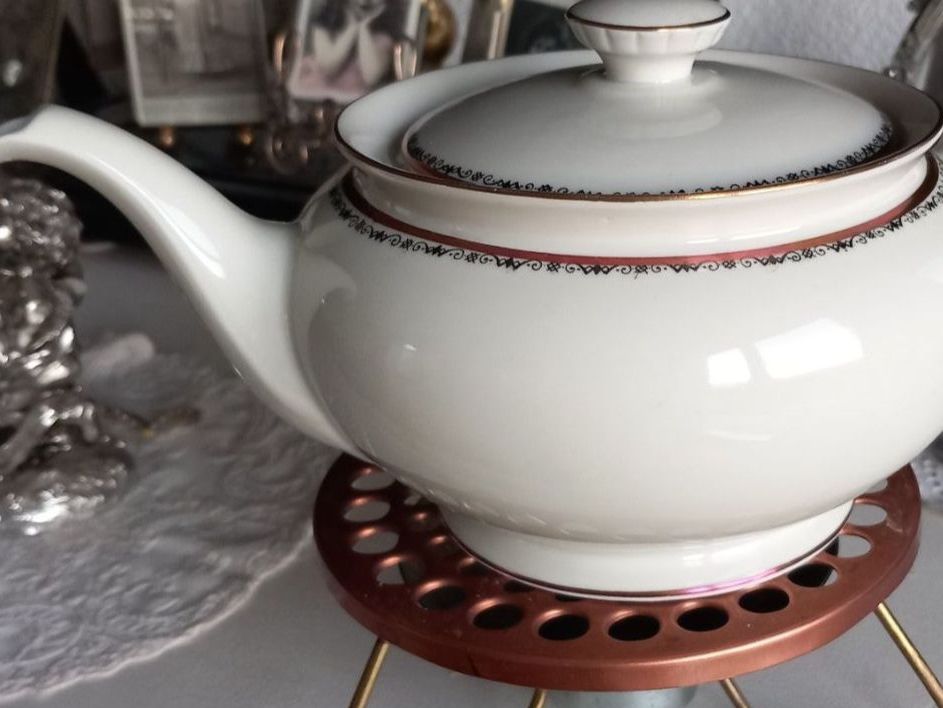 Teiere: TEA TIME: STÖVCHEN MIT TEEKANNE/ LANGENTHAL – Usato da Aegerten venduto da gismolini