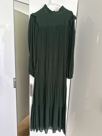 Plissiertes Kleid dunkelgrün mit Stehkragen langarm