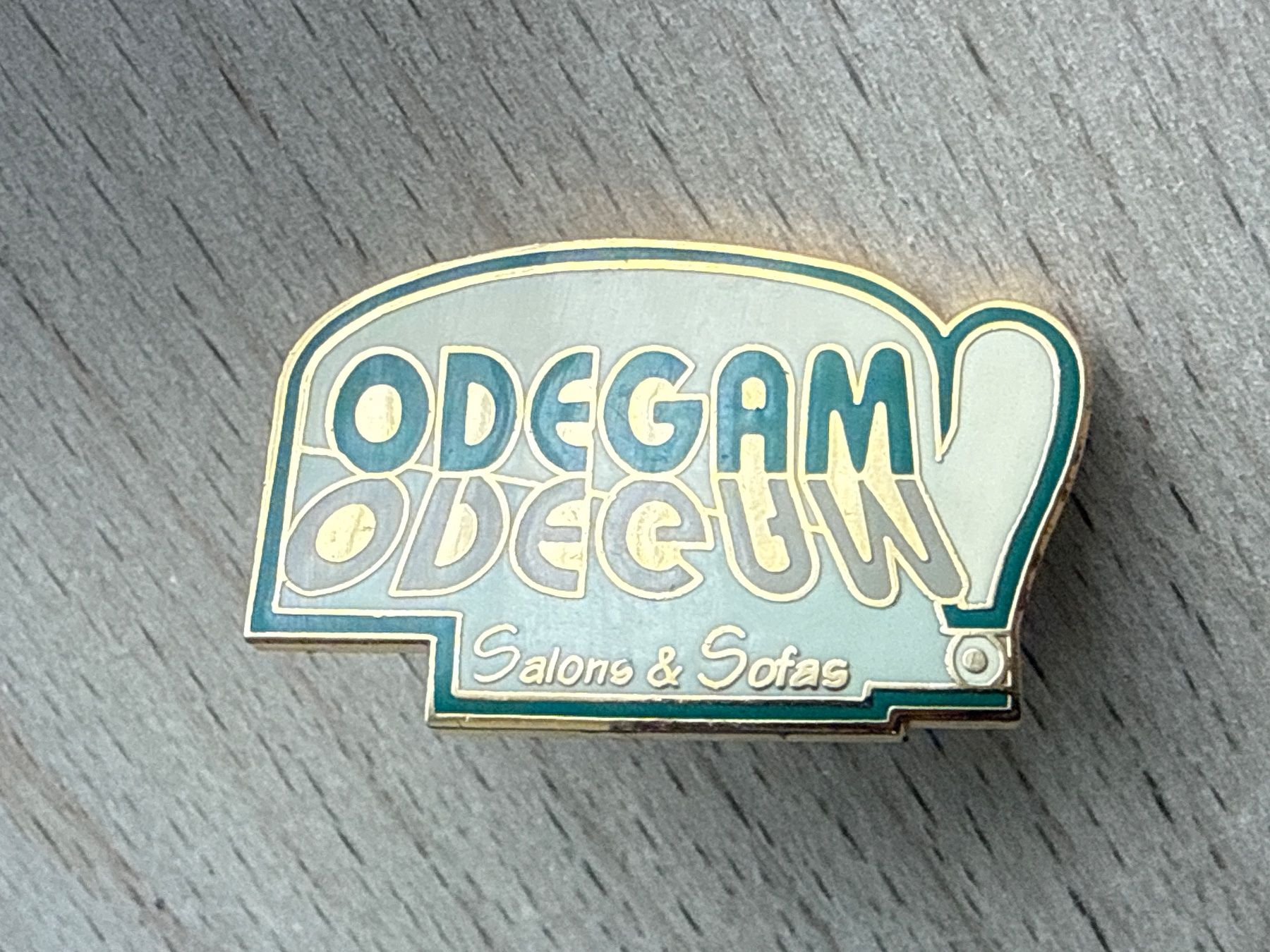 Plaquettes & Badges: Pin  Odegam Salons & Sofas – D'occasion à Glattbrugg par Schweigmatt
