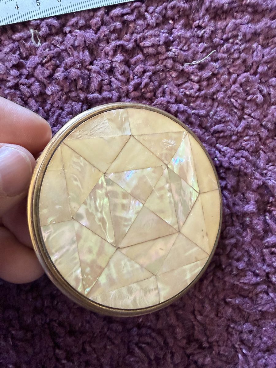 Tutte le decorazioni: Antiker Schmuck-Puderquaste mit Perlmutt-Deckel – Usato da Lyss venduto da nekoreh 5