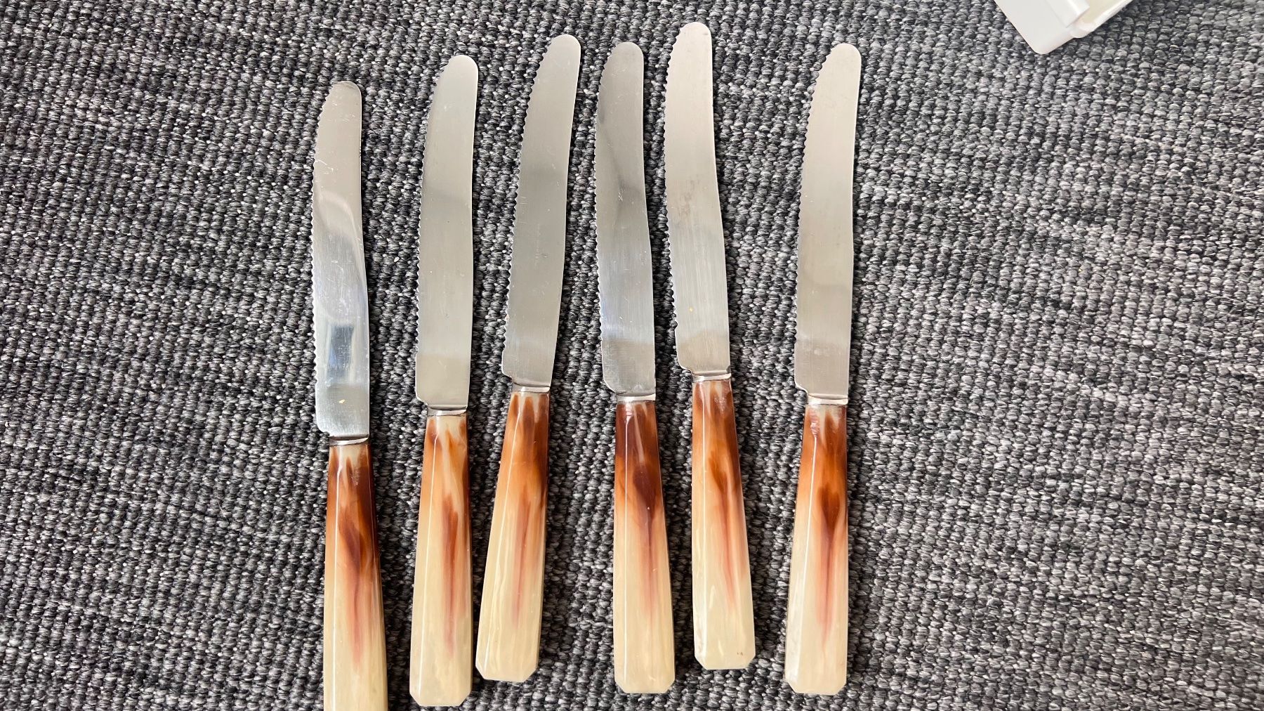 Messer: 6 Messer, Vintage, mit Marmor Optik Griff – Gebraucht aus Schmerikon von Kneisel