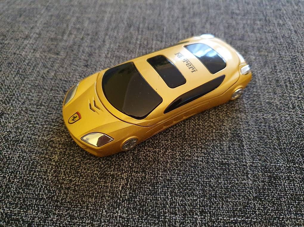 Handys / Smartphones: Ferrari-Klapphandy – Gebraucht aus Giebenach von veszko