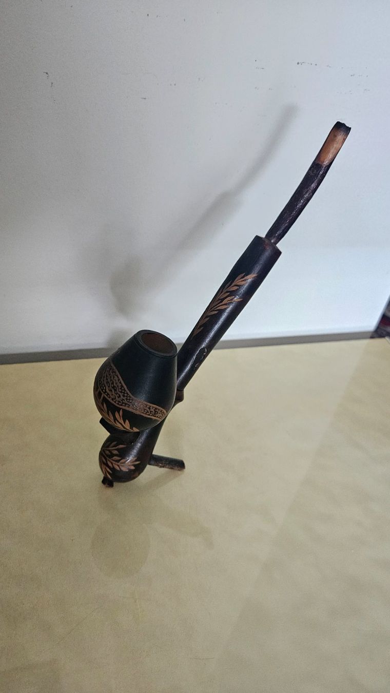 Tabakpfeifen & Zubehör: Pipa di legno finemente intagliata – Gebraucht aus Melano von H-Sara
