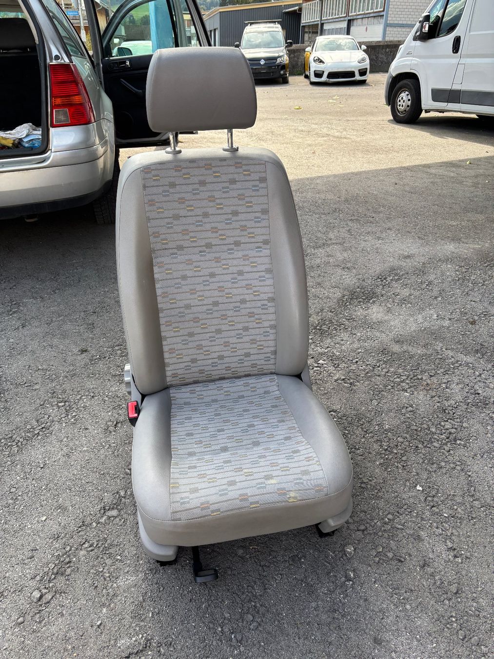 VW Tutti pezzi di ricambio auto: VW T5 Fahrer oder Beifahrersitz – Usato da Gams venduto da mir_n5kk 6