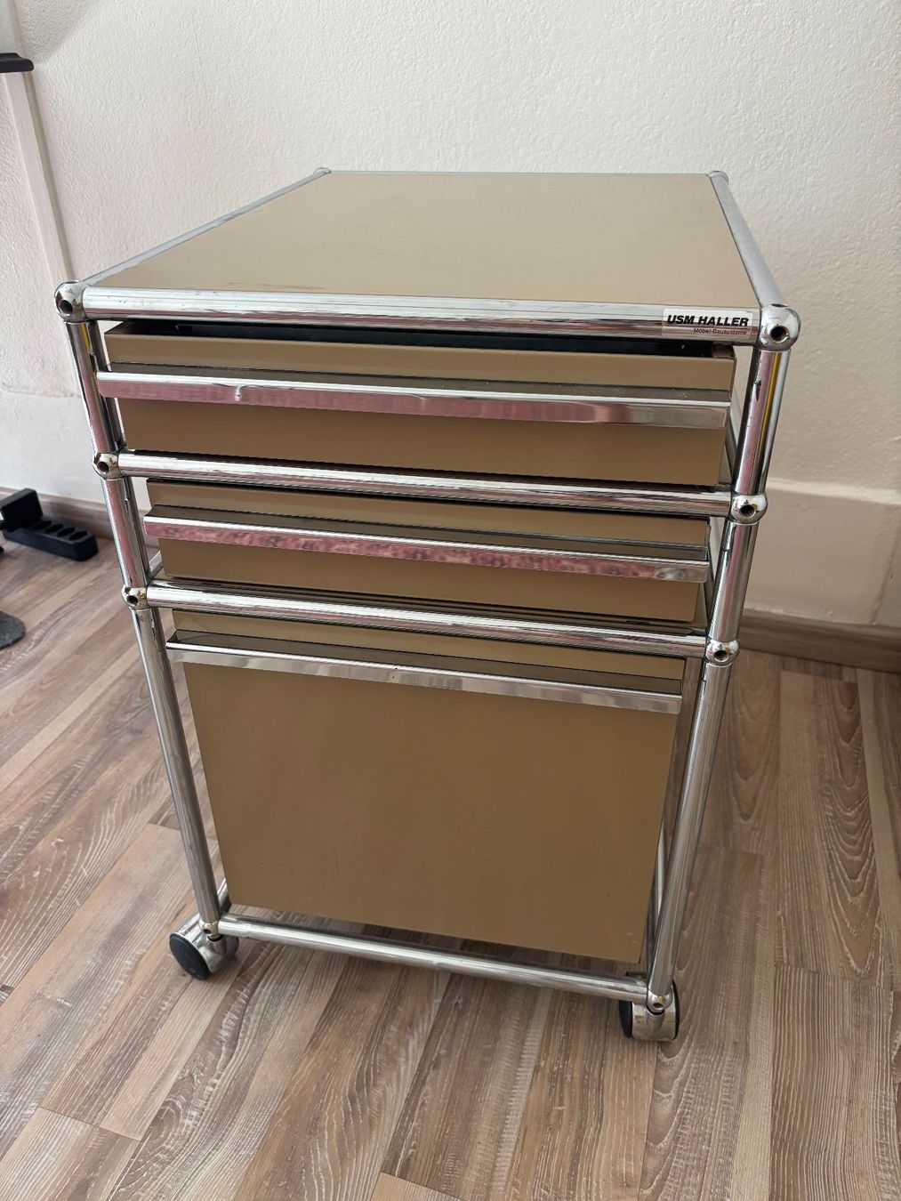 USM Banconi: USM Haller Rollcontainer beige – Usato da Luzern venduto da Joeselling 3
