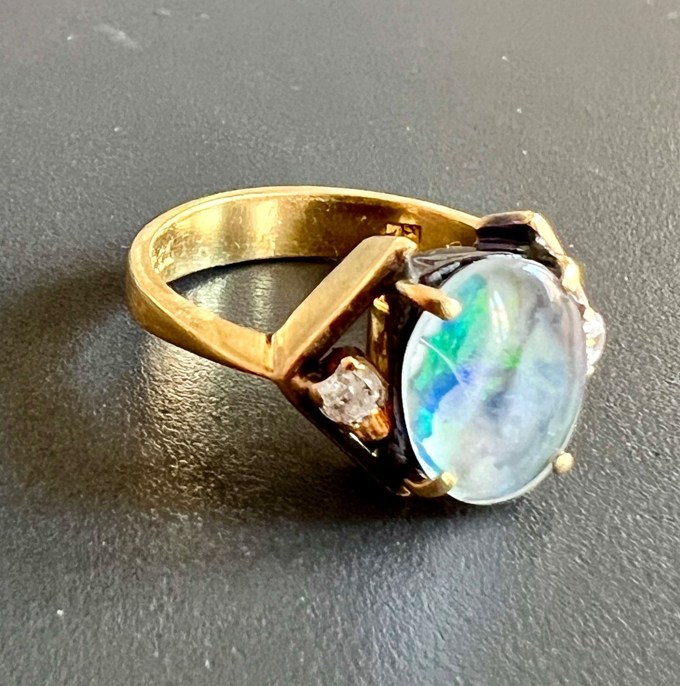 Bagues: Gold-Ring 18 K mit Opal und Zirkonia – D'occasion à Chur par Penting1935