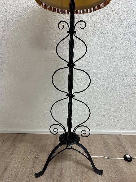 Lampade: Grosse Vintage Stehlampe mit Stoffschirm und Eisenfuss – Usato da Obernau venduto da Arche_Noah_Brocki 3