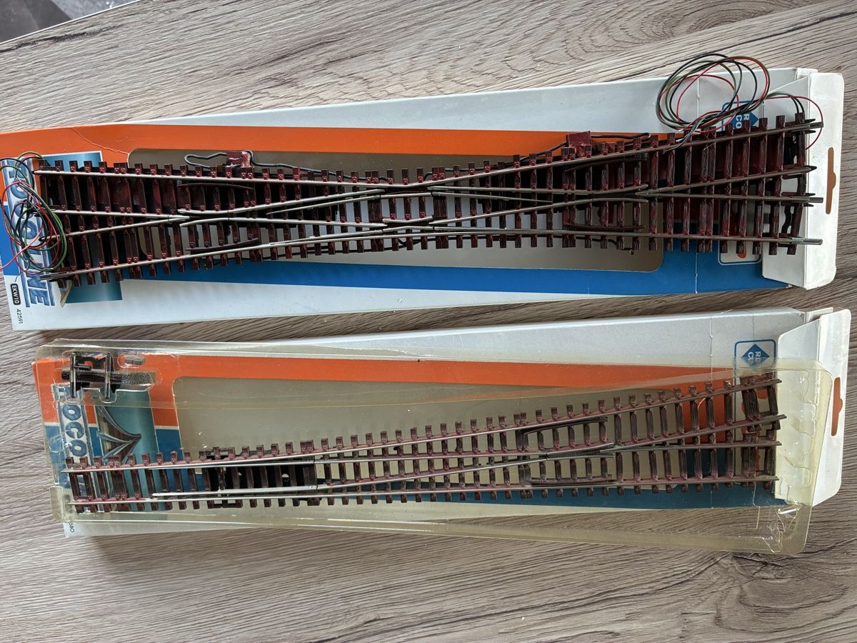 Roco Modellini di ferrovie: scambi roco sx e inglese con 2 moduli elettrici – Usato da Bioggio venduto da garderoco