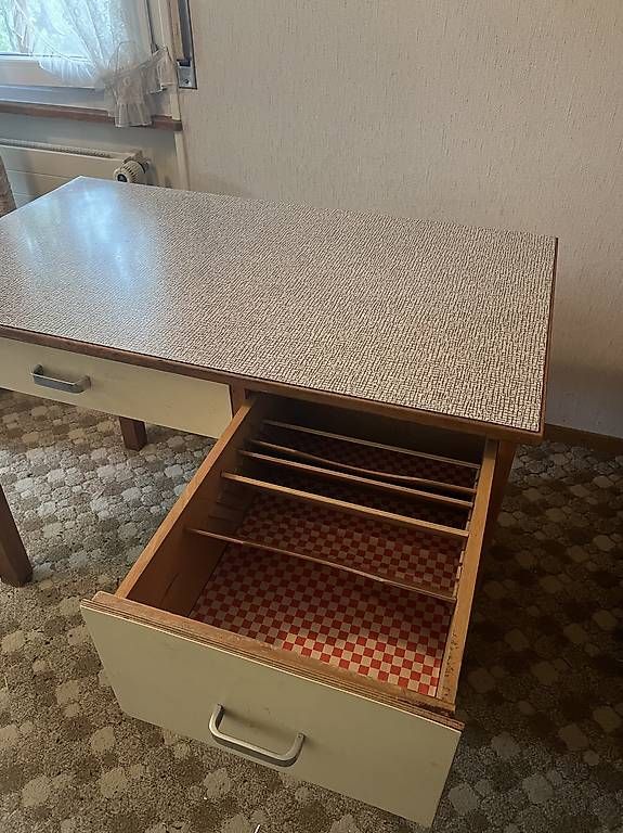 Scrivanie: Bureau ancien, placage Formica  – Usato da Epalinges venduto da jpe_2twg 2