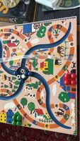 Holzspielbahn Bauernhof mit Spielfiguren und Würfel